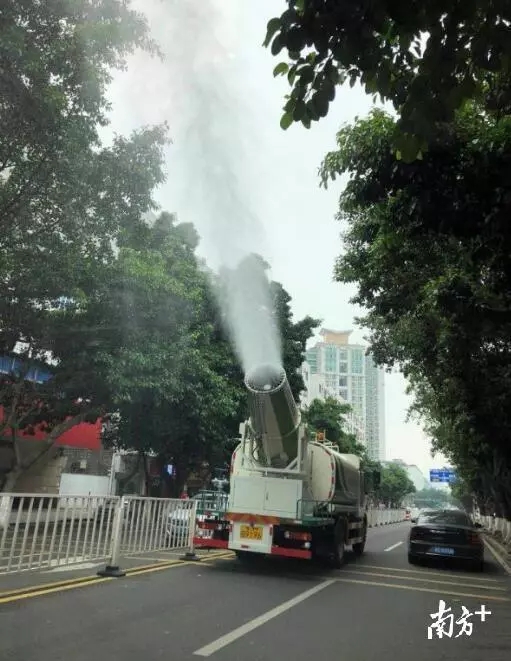 多功能抑塵車”亮相長(zhǎng)安街頭，改善空氣質(zhì)量。